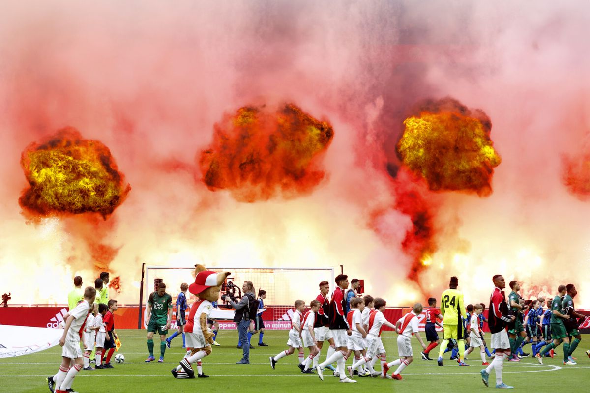 Ajax houdt boete over aan Klassieker vanwege vuurwerk bij fans