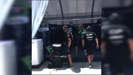 🎥 | Heftig! Moto3-coureur krijgt klappen en schoppen van medewerker uit eigen team