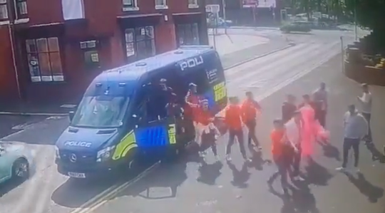 😂🎥 | Engelse politie geeft 26 Middlesbrough-supporters een lift naar de pub