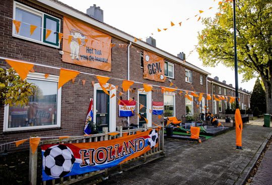 Thuis op de bank de Lekker Man op TOTO spelen: dit is de speciale odd voor 2 of meer goals van Oranje