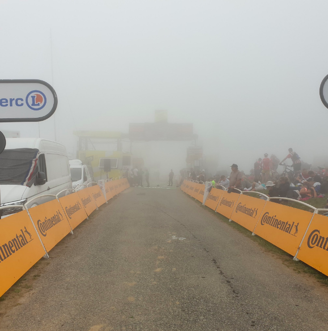 Tour de France 2019: Zeer mistig bij finish laatste bergrit Pyreneeën (foto's)