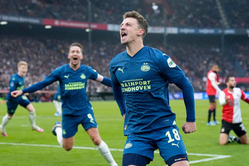 PSV lijkt titelstrijd in 4 minuten te beslissen bij Feyenoord: nu 10 punten voor op nummer 2