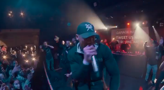 🎙🔥 | Bokser Anthony Joshua zet Londense nachtclub op stelten met leipe raps