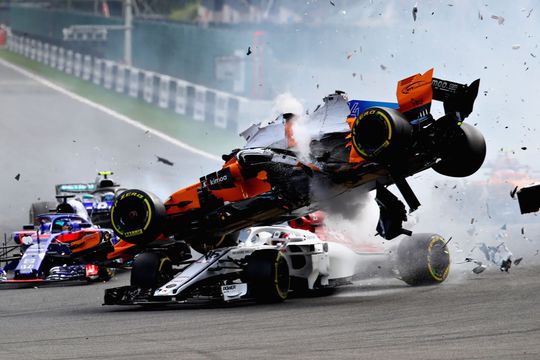 De samenvatting van de GP van België, met enorme crash en P3 voor Verstappen (video)