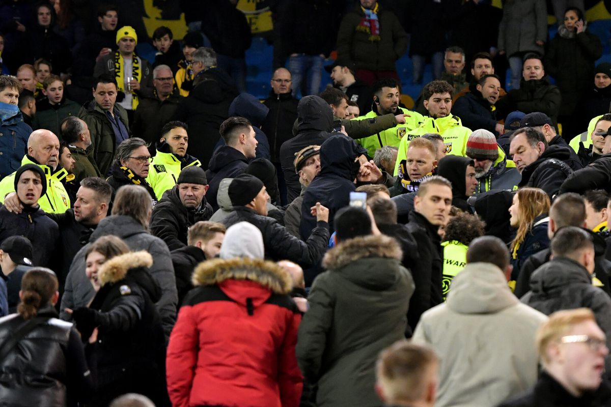 De 'V van Vrede' was in Arnhem ver te zoeken... Vitesse-fan gaf vrouwelijke steward een klap