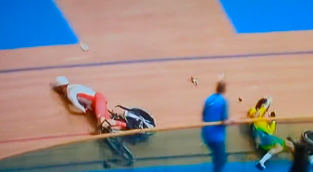 🎥 | Baanwielrenner Joe Truman ging OUT bij deze crash op Commonwealth Games