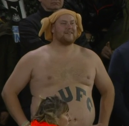 📸 | Gezette Newcastle-fan geniet in blote bast van wedstrijdje... terwijl het vriest