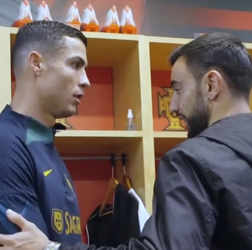 🎥​ | Awkward! Check deze ijskoude begroeting tussen Cristiano Ronaldo en Bruno Fernandes bij Portugal