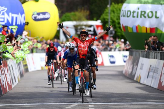 🎥 | Pello Bilbao sprint naar dubbelslag in 2e etappe Ronde van de Alpen