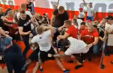 🎥​ | WTF! Poolse fans beuken elkaar helemaal kapot op de tribunes van De Kuip
