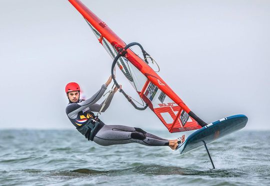 Olympisch surfkampioen Badloe gaat foilen en komt 15 kilo aan: 'Moet inhaalslag maken'