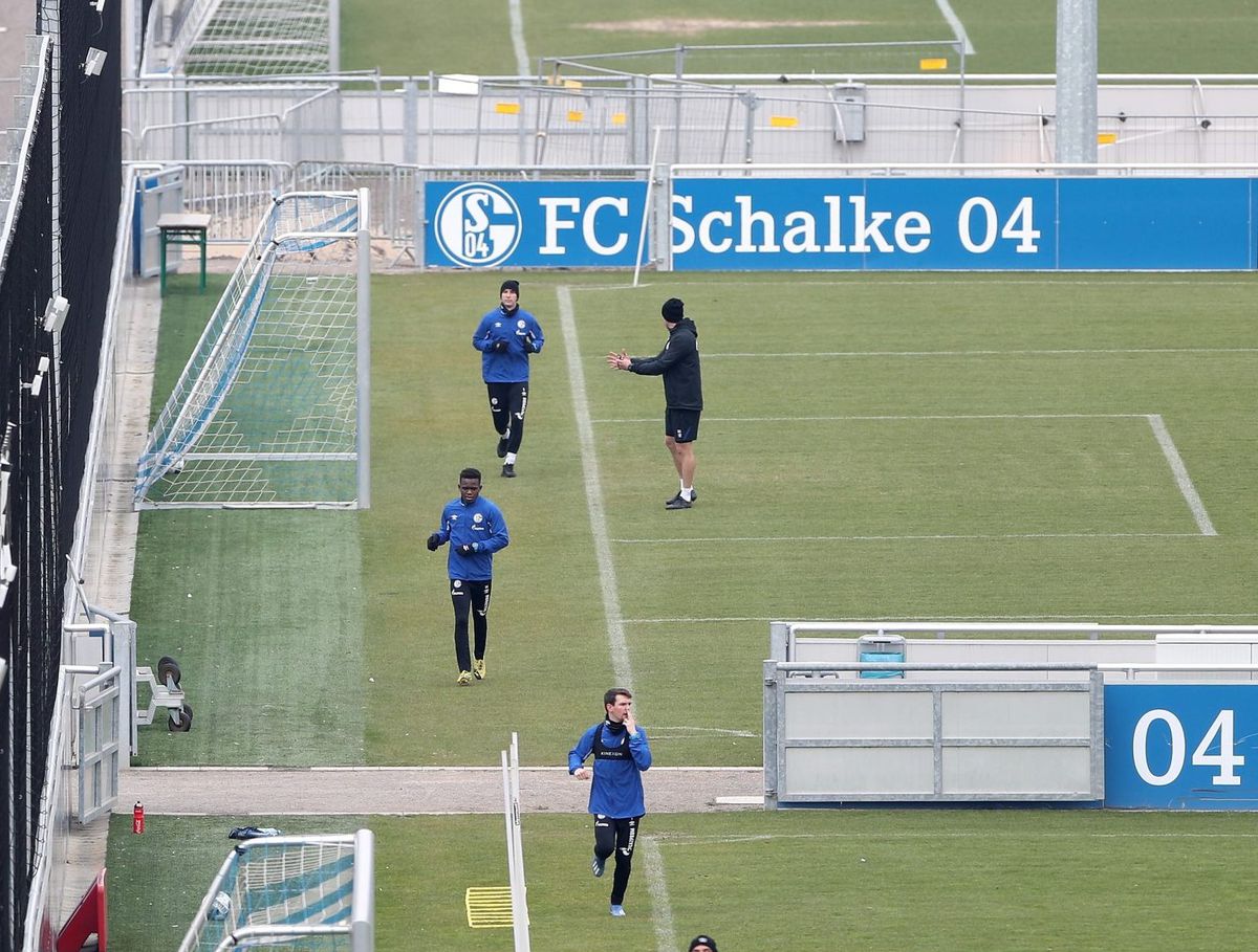 Schalke 04 gaat vanaf morgen trainen in groepjes van 7