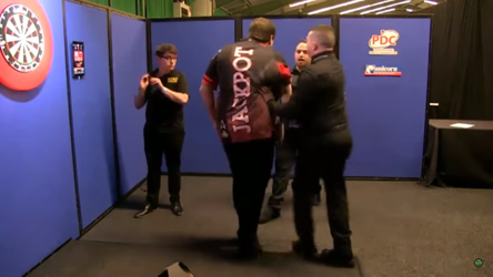 Adrian Lewis geschorst door PDC voor het bij de keel grijpen van tegenstander (video)
