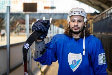Joodse ijshockeyer gaat voor 'Auschwitz' spelen: 'Verrader!'