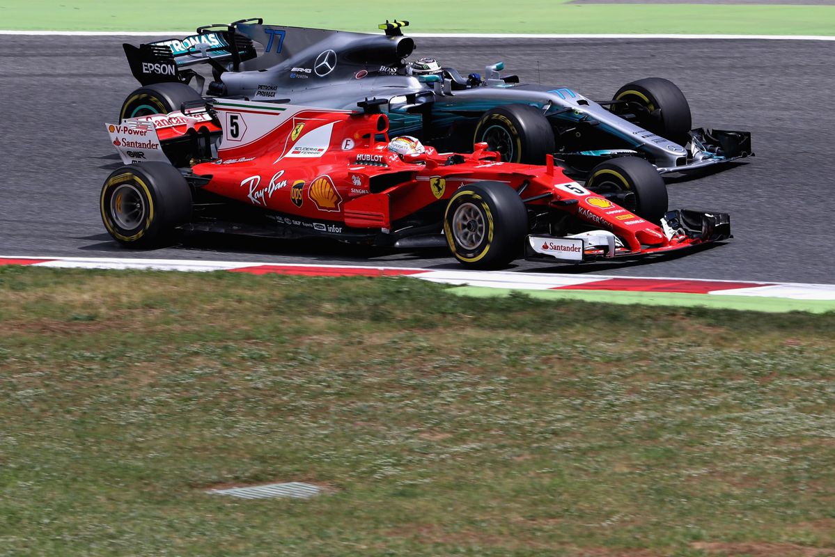 Vettel pakt met heerlijke manoeuvre P1 van Bottas af (video)