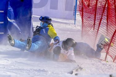 🎥 | Akelige crash: skiër verliest controle, vliegt tegen poortje en ramt 2 stewards