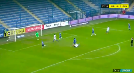 🎥 | Tsjechisch gepruts? Scheids keurt wereldgoal af en geeft pingel... wat géén penalty is