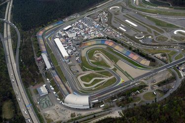 OEPS! Bus rijdt startlichten circuit Hockenheim kapot (foto's)
