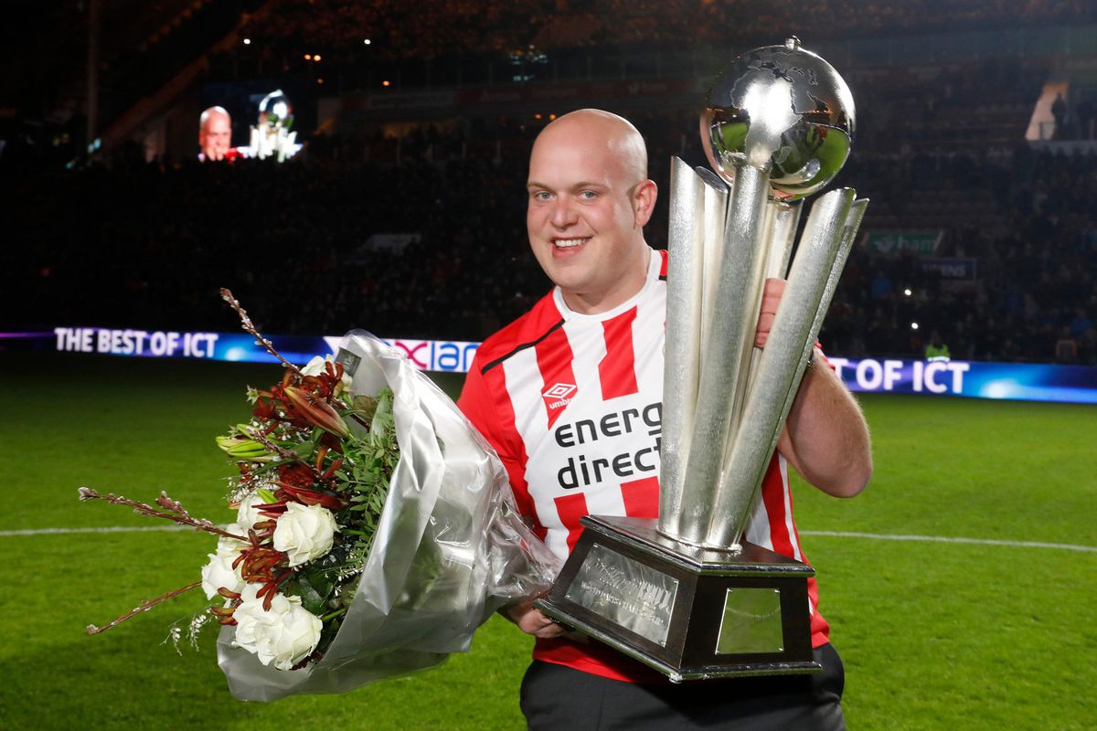 PSV zet wereldkampioen Van Gerwen in het zonnetje bij topper tegen Feyenoord