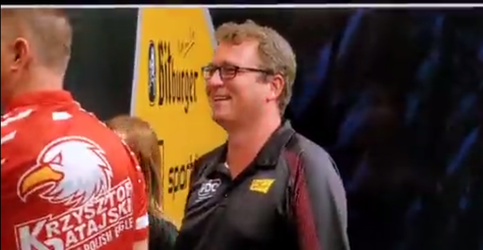 🎥 | Uit de losse pols! Krzysztof Ratajski gooit zakelijke 9-darter tijdens ingooien in Berlijn