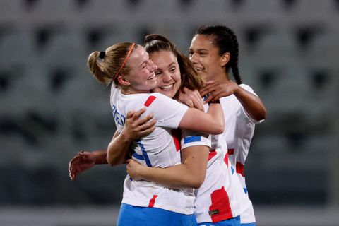 Oranje Leeuwinnen winnen - na eerdere nederlaag - nu héél overtuigend van Oostenrijk