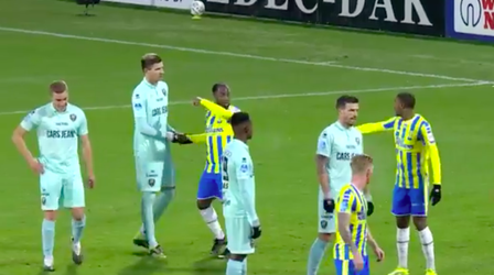 🎥 | Dollende Michiel Kramer geeft dekkende Vurnon Anita een boks
