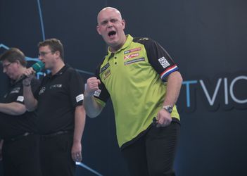 Van Gerwen hapert even, maar schakelt Clayton uiteindelijk simpel uit (video)