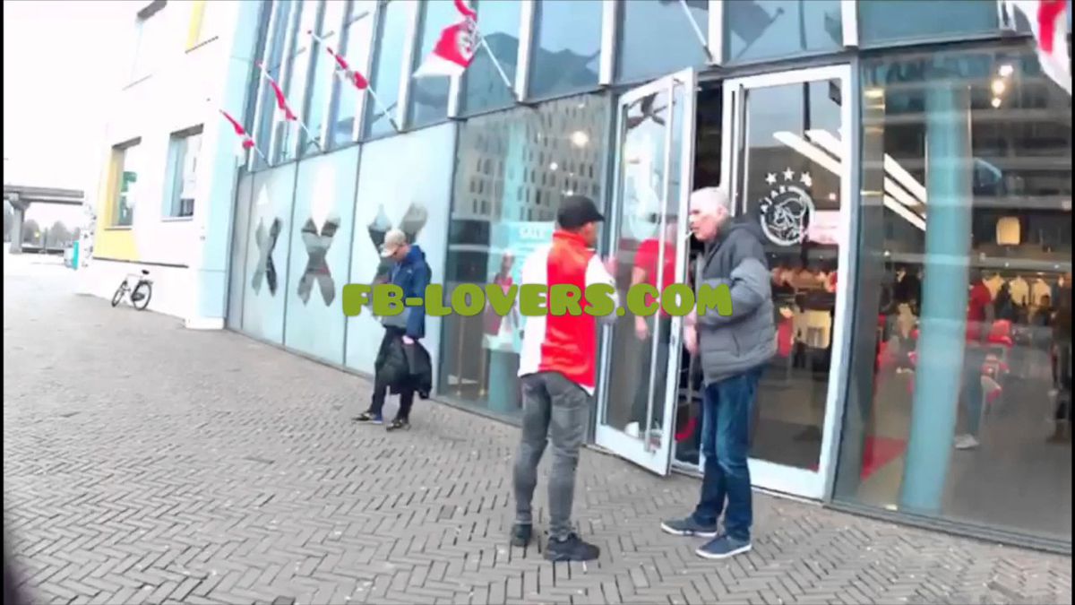 Geintje met shirts van Ajax en Feyenoord pakt enorm slecht uit (video)