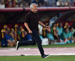 🎥 | Jose Mourinho is back! AS Roma-trainer rent na 2-1 als een idioot langs de zijlijn