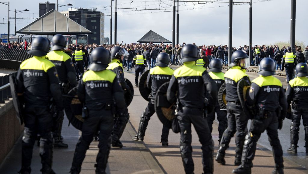 Utrecht-fans boos op Rotterdamse ME