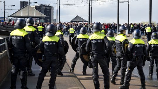 Utrecht-fans boos op Rotterdamse ME