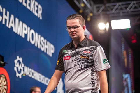 Ai! Gian van Veen geeft grote voorsprong weg op Grand Slam of Darts na missen 6 matchdarts