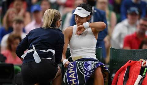Tienersensatie Emma Raducanu even zoek op Wimbledon, geeft even later op