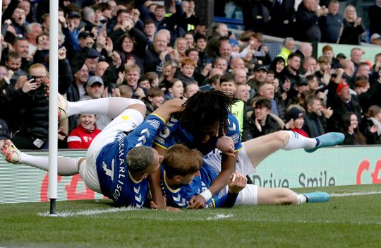 Everton profiteert optimaal van ploeterend Manchester United en pakt belangrijke punten