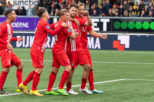 Handsbal helpt FC Twente diep in blessuretijd aan onverdiende 3 punten bij Cambuur Leeuwarden