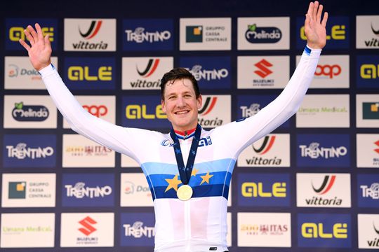 Stefan Küng houdt Filippo Ganna achter zich en prolongeert EK-titel tijdrijden