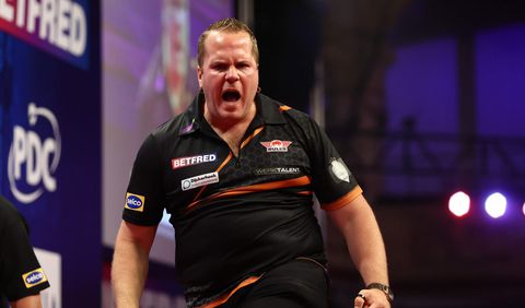 Dirk van Duijvenbode verslaat Clayton met 11-8 en gaat naar de finale van World Series of Darts