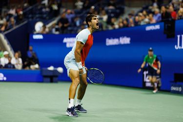🎥 |​ Carlos Alcaraz na marathonpartij voorbij Jannik Sinner in kwartfinales US Open