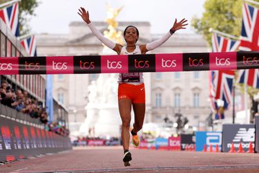 Yalemzerf Yehualaw wint marathon Londen op zeer bijzondere wijze