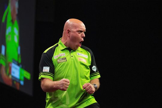 Michael van Gerwen moet keihard werken om Mickey Mansell te verslaan bij Czech Darts Open