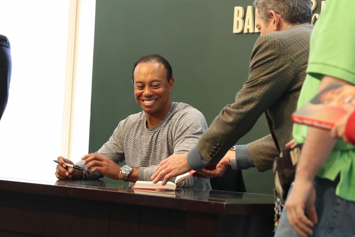 Tiger Woods nog steeds enorm populair, dringen bij signeersessie (video)