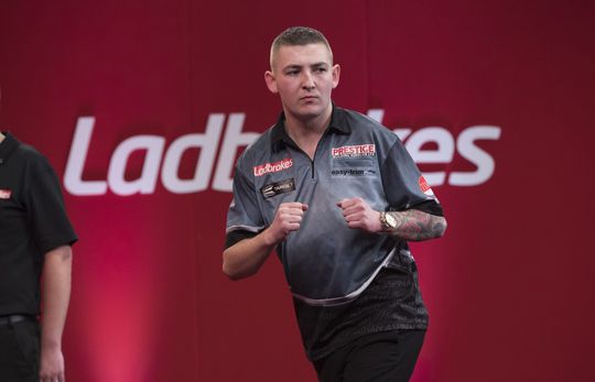 Nathan Aspinall verslaat Rob Cross glorieus in zinderende UK Open finale (video's)