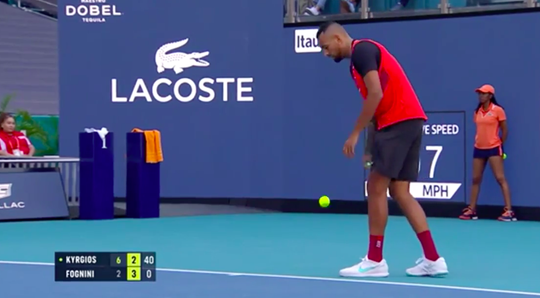 🎥 | FAIL! Check hoe Nick Kyrgios lacht om zijn eigen mislukte onderhandse service