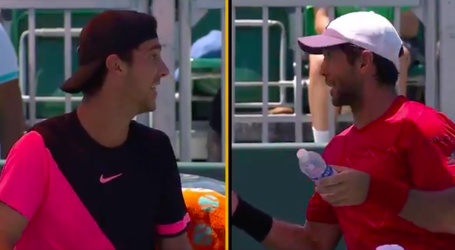 Tennissers Verdasco en Kokkinakis ruziën op de baan: 'Dat is mijn f*cking vader!' (video)