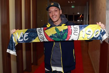 📲 | Noodlijdend Fener vraagt fans om sterrensalaris van Mesut Özil PER SMS te betalen