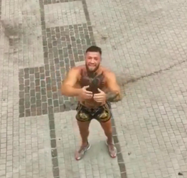 🎥 | McGregor oefent acteerskills onder balkon: 'Julia, ik ben Notorious Romeo'