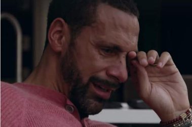 Zielig! Rio Ferdinand in tranen tijdens gesprek over overleden vrouw (video)