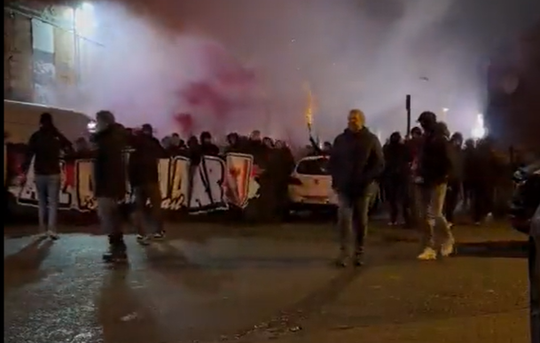 🎥 | AZ-fans laten van zich horen in Birmingham: Aston Villa met vuurwerk gewaarschuwd