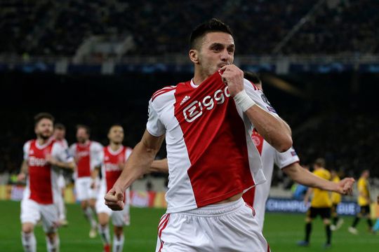 Spelers Ajax steunen meegereisde uitfans: 'Deze zege is voor onze supporters'