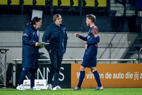 Herstelde Phillip Cocu teruggekeerd bij Vitesse, Chris van der Weerden weer assistent